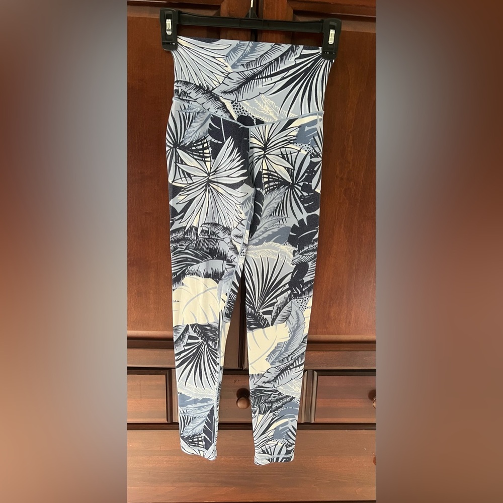 Aerie Women's Black/Blue and Cream Leaf Print Leggings